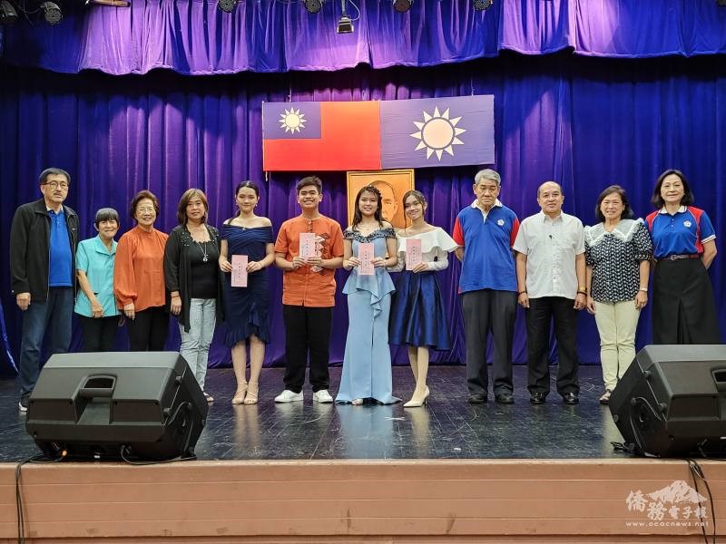 甲組所有優勝者與吳治平〈左1〉等人合影