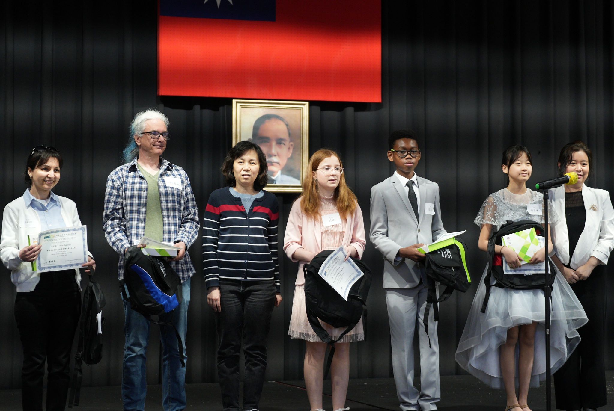 楊副主任（左三）及李總幹事（右一）頒發紀念品及參加狀給成人，雙語，及特別組觀摩賽學生