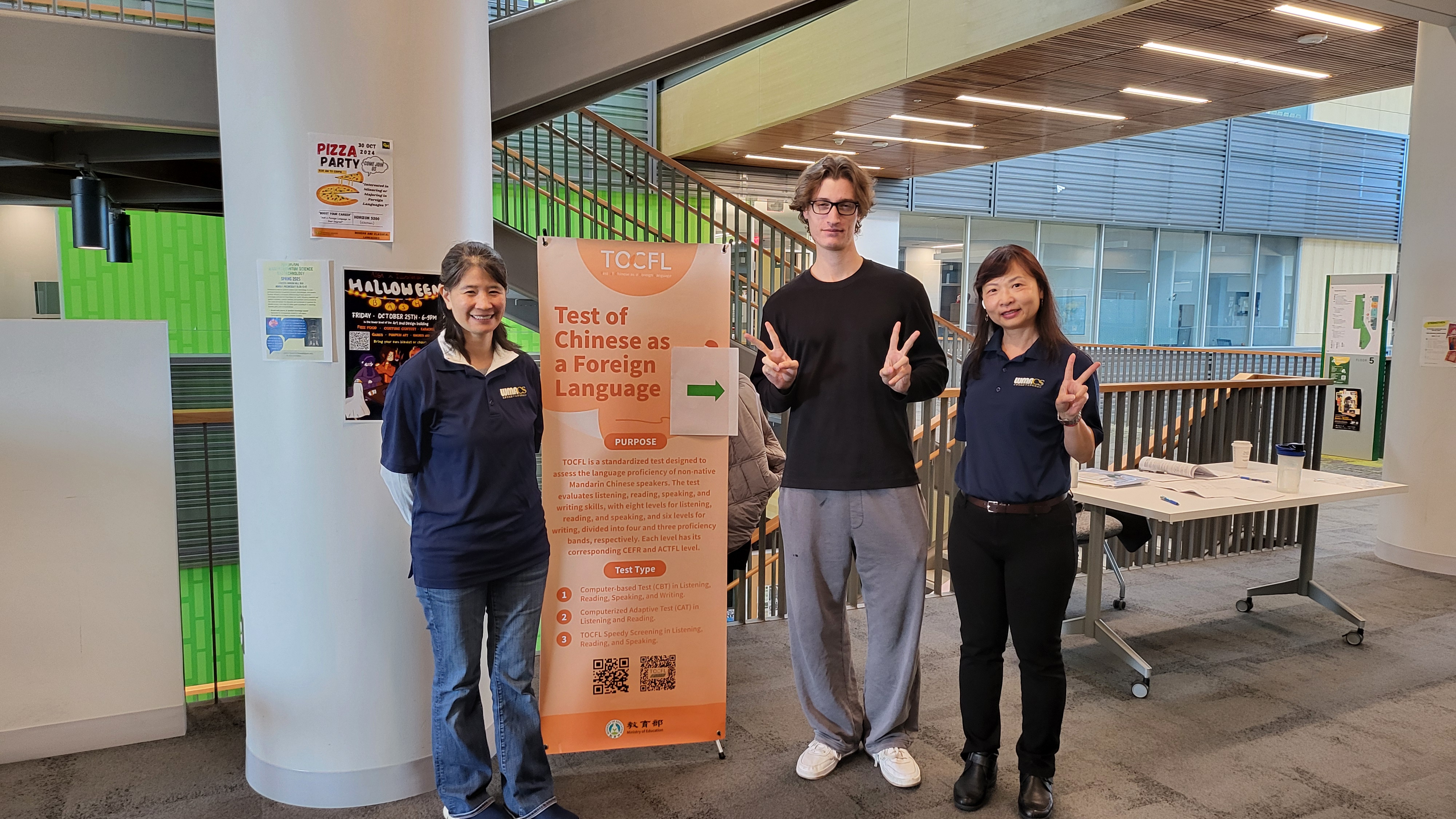 從德瓦拉州開車來應考的 Alexander（中) 希望學好中文，申請台灣獎學金，未來能有機會在外交領域派駐台灣或其他亞洲地區服務。