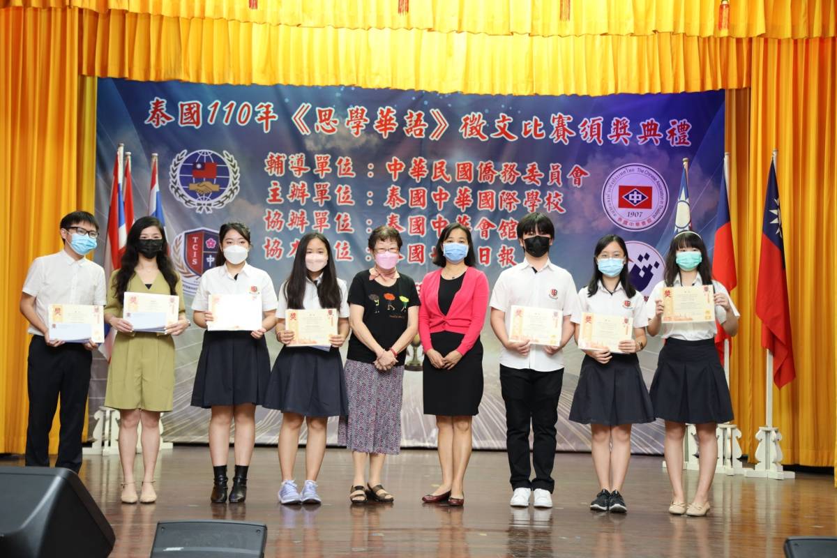 高中組得獎學生與指導老師以及莊貽麟主任評審合影