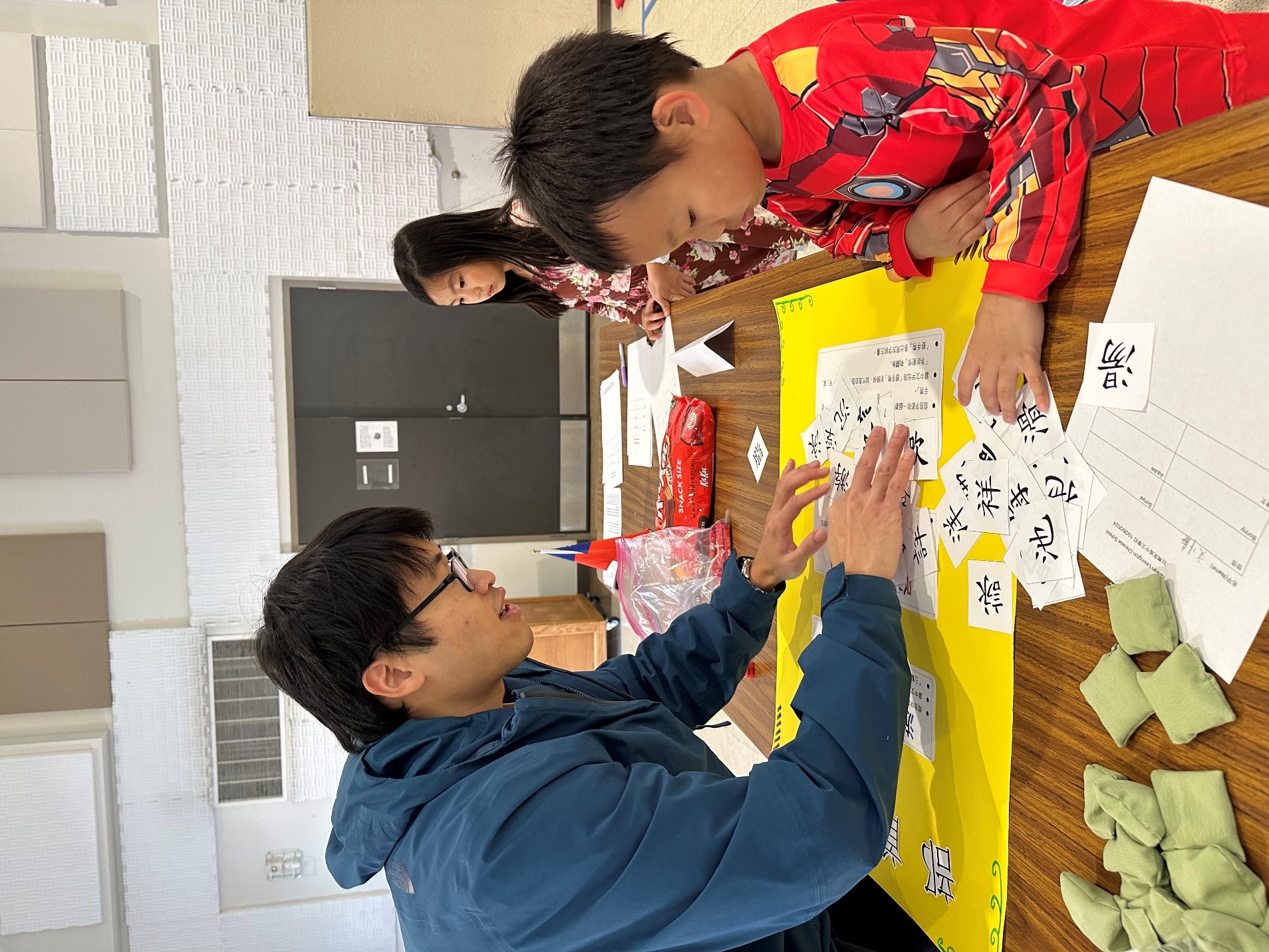 老師向幼兒班學生解說部首的意思