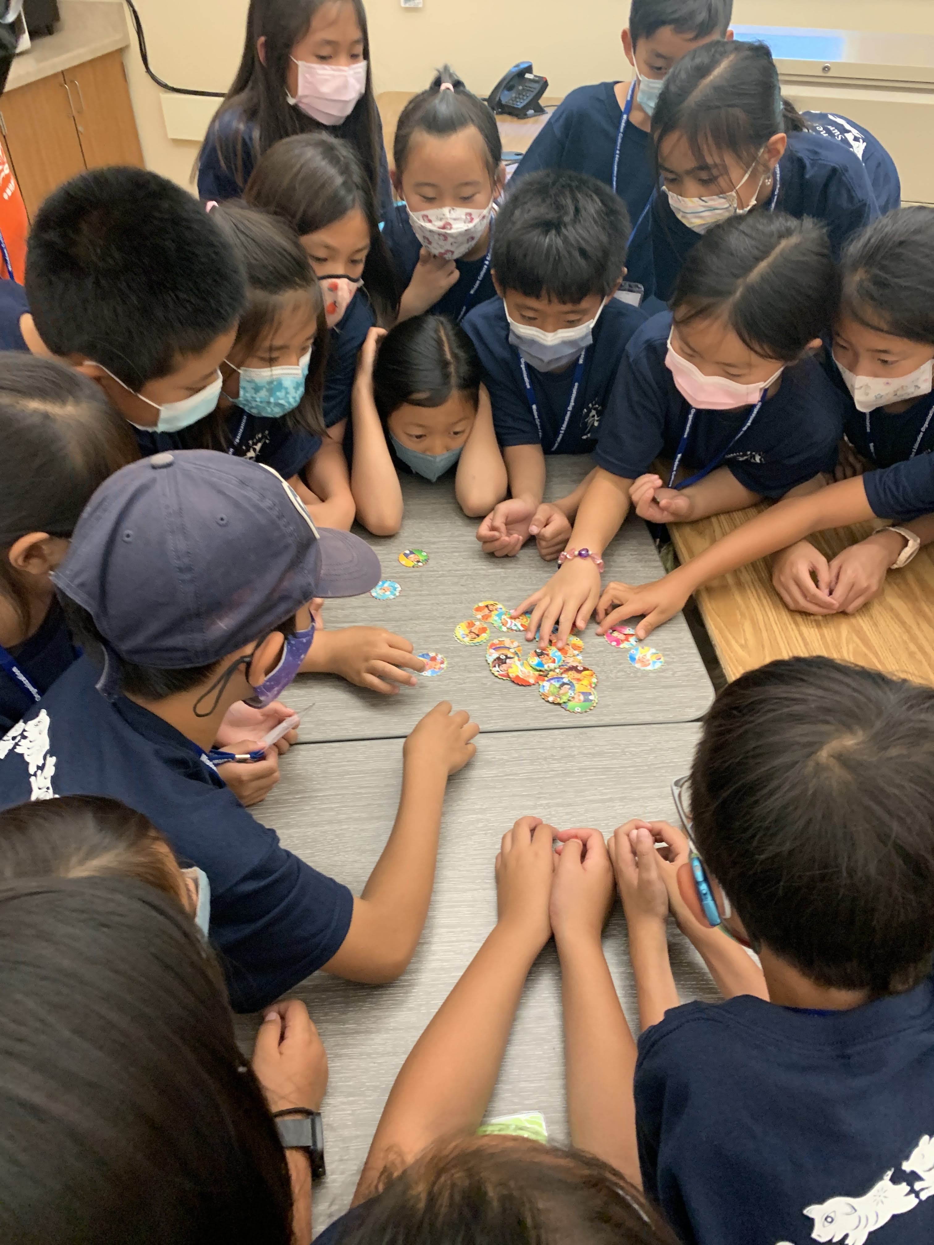 茶藝課程中，小小學員不僅認識茶具、了解製茶步驟，還親自體驗如何泡茶與奉茶