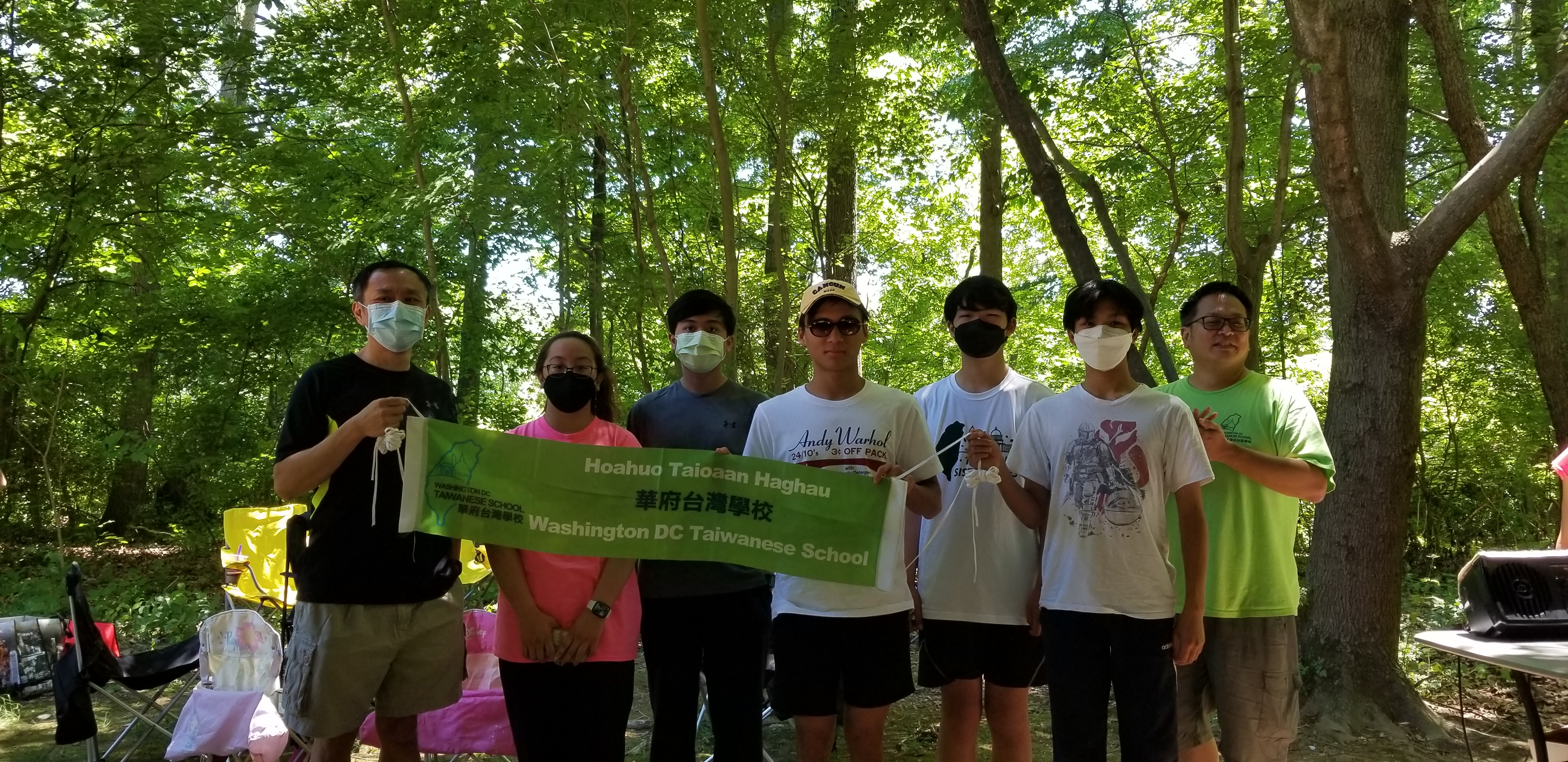 高中班老師和學生上臺頒獎