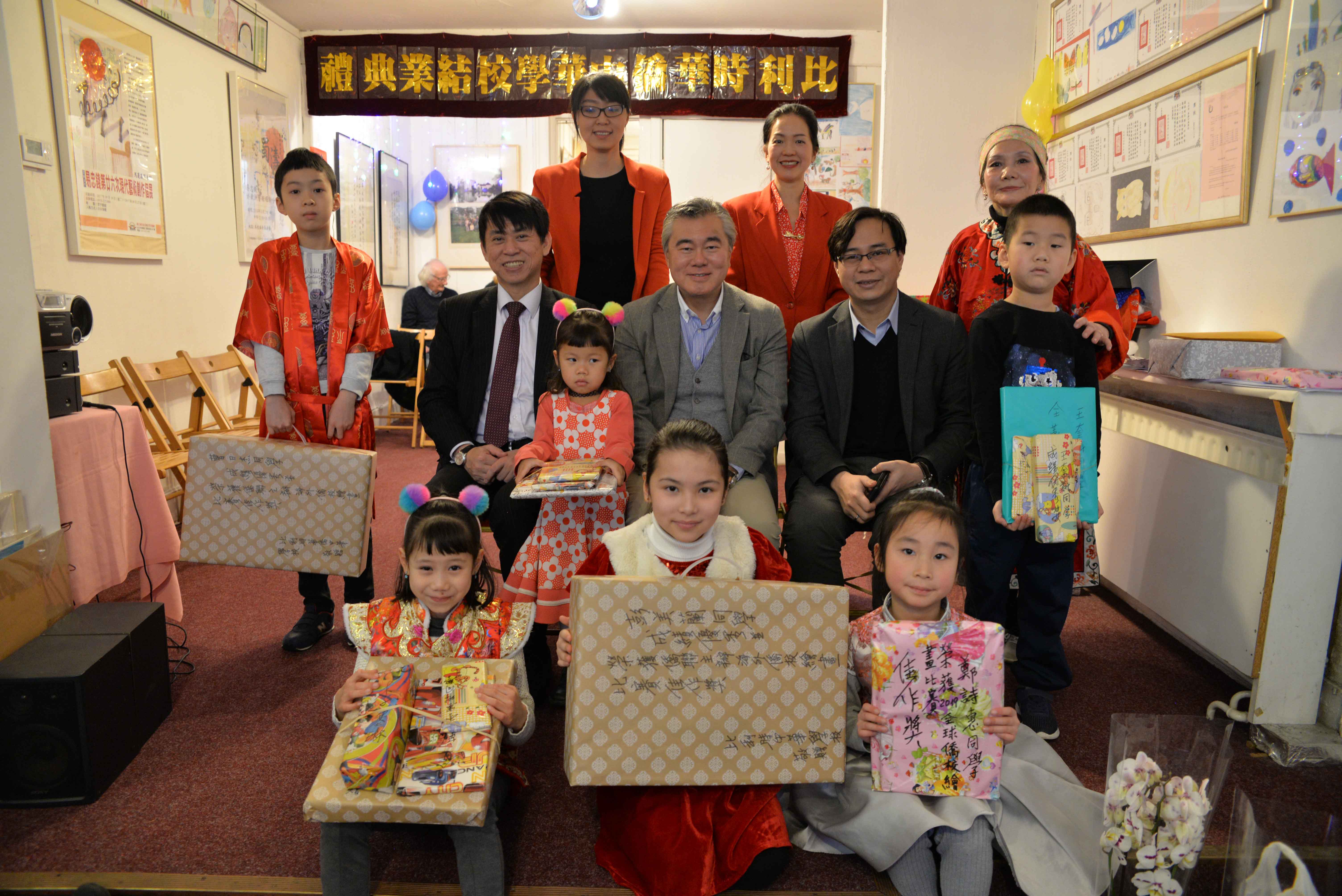 貴賓與校長、教師和榮獲全勤獎同學合影，中排左起曹日杰、陳組長、周公使、張秘書和王奎樹，後排右起易校長、陳老師和梁老師，前排右起鄭詩惠、大彭美蘭、李安娜和李塞琳。