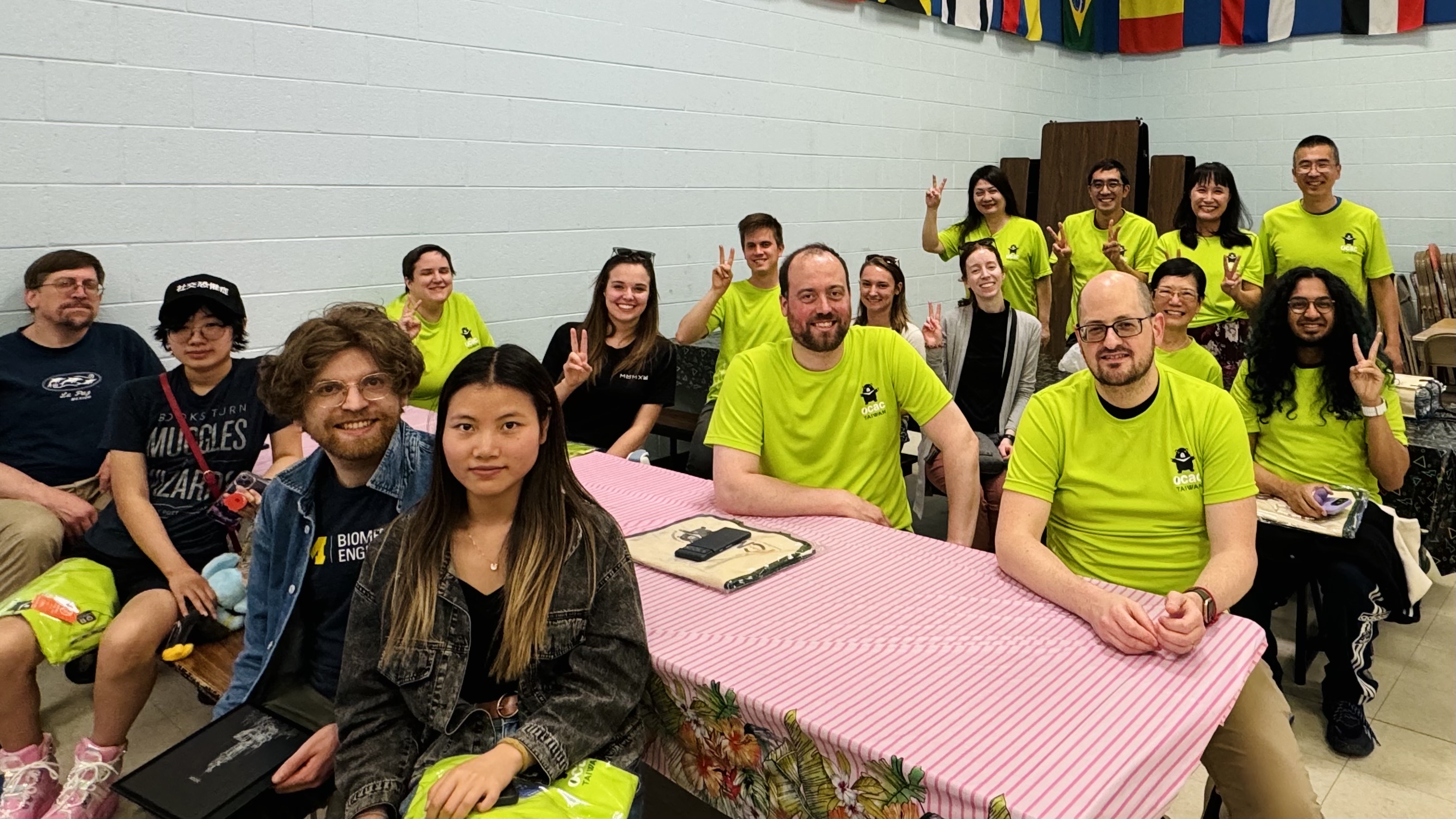 TCML學生與教師詹珂瑜(後排右2)、王珍琿(後排左一)、周玉若(後二排右二)、主任葉劉崑(後排右一)合照留念