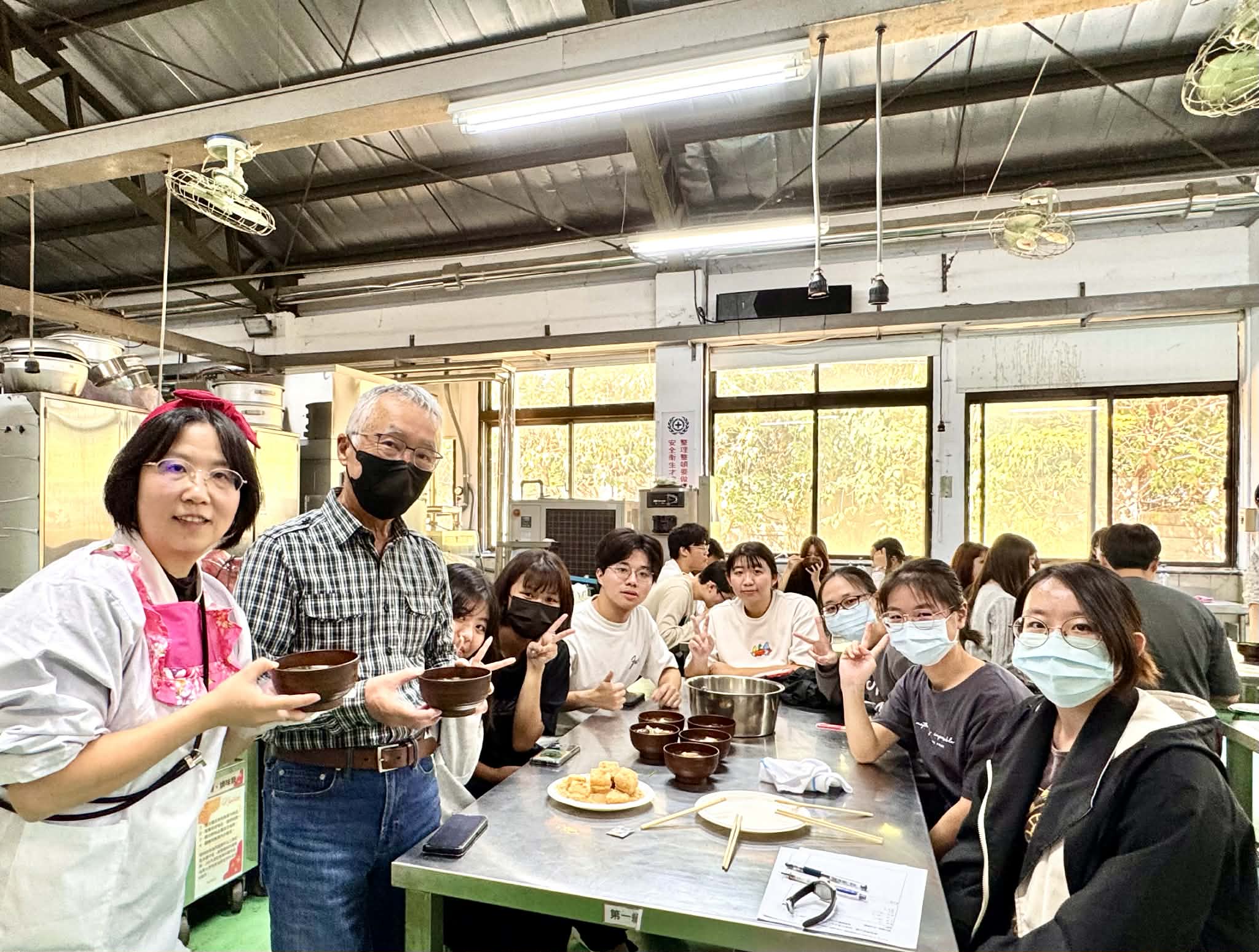 與學生們的成果合照