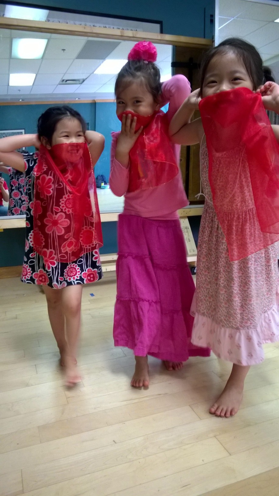 神秘的絲巾舞，我們跳得很開心！