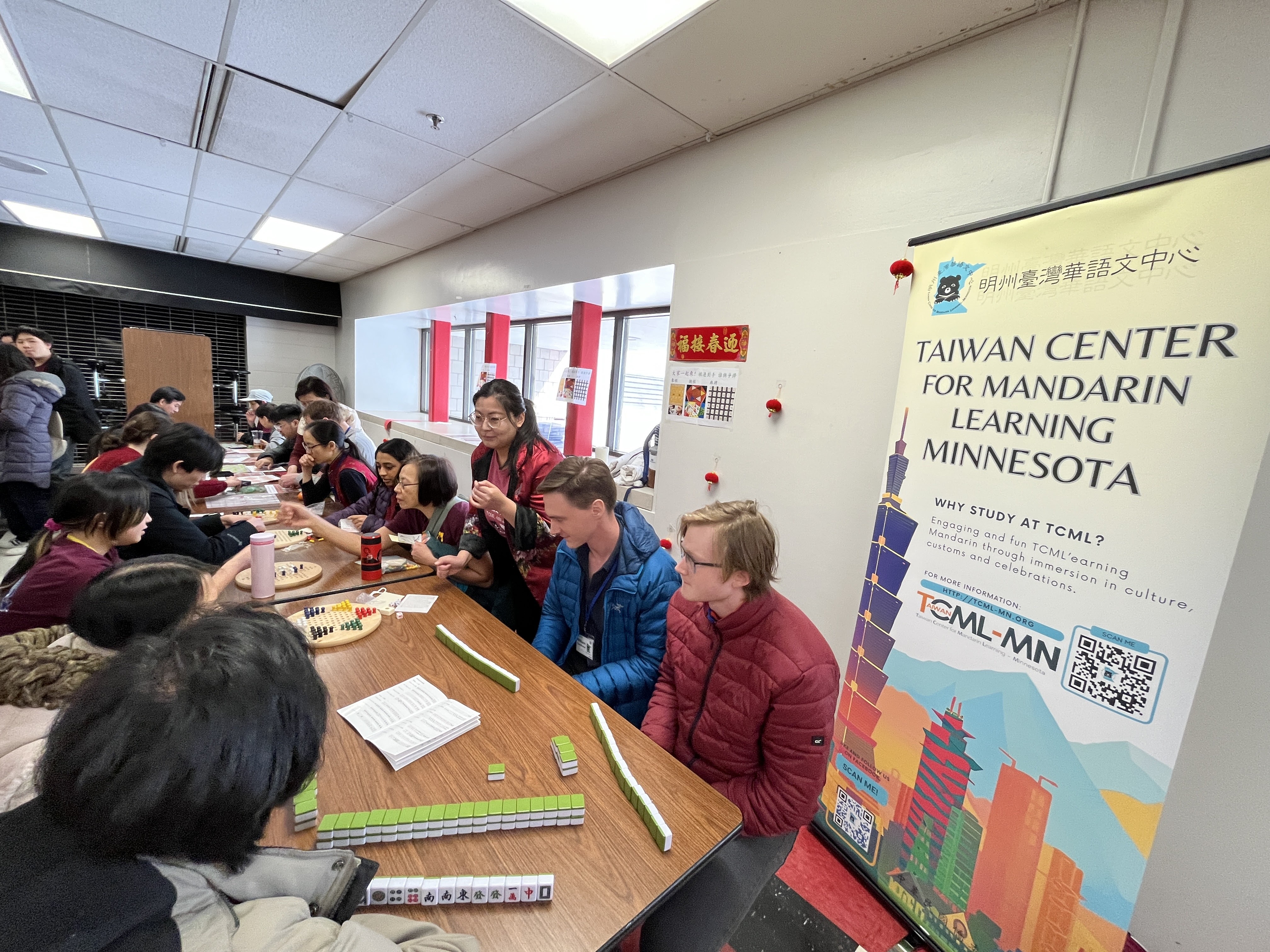 打麻將、玩象棋和跳棋，好不熱鬧！