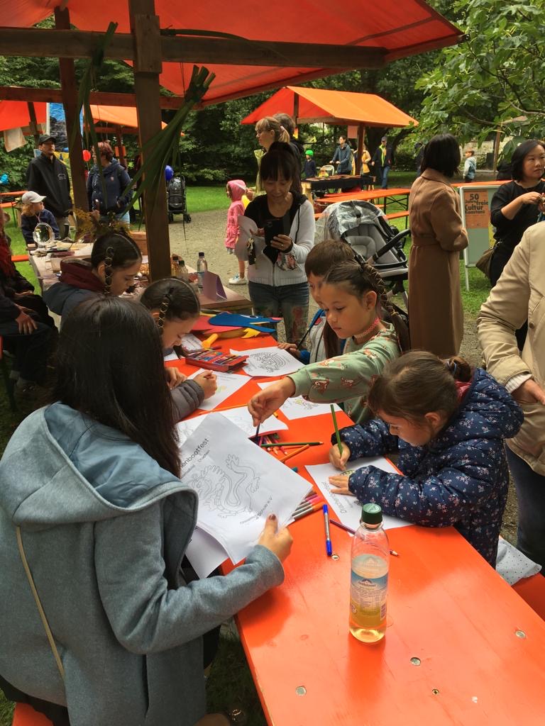 小朋友踴躍彩繪龍舟及龍王圖案