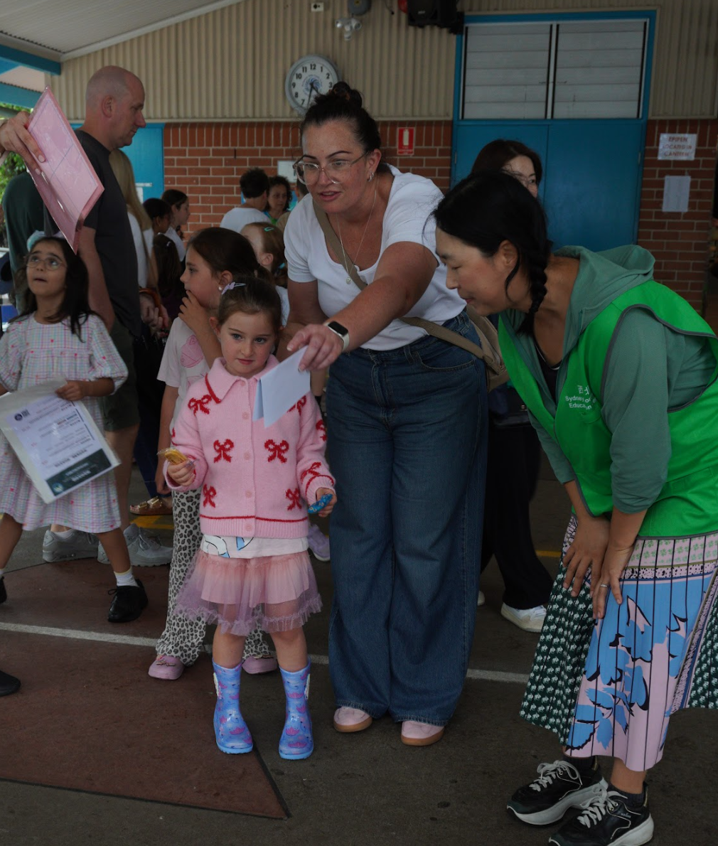 學生挑戰「生肖沙包大挑戰」，在遊戲中建立對漢字的視覺連結。
