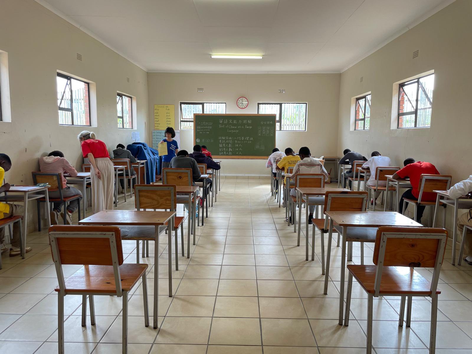 監考老師查驗證件