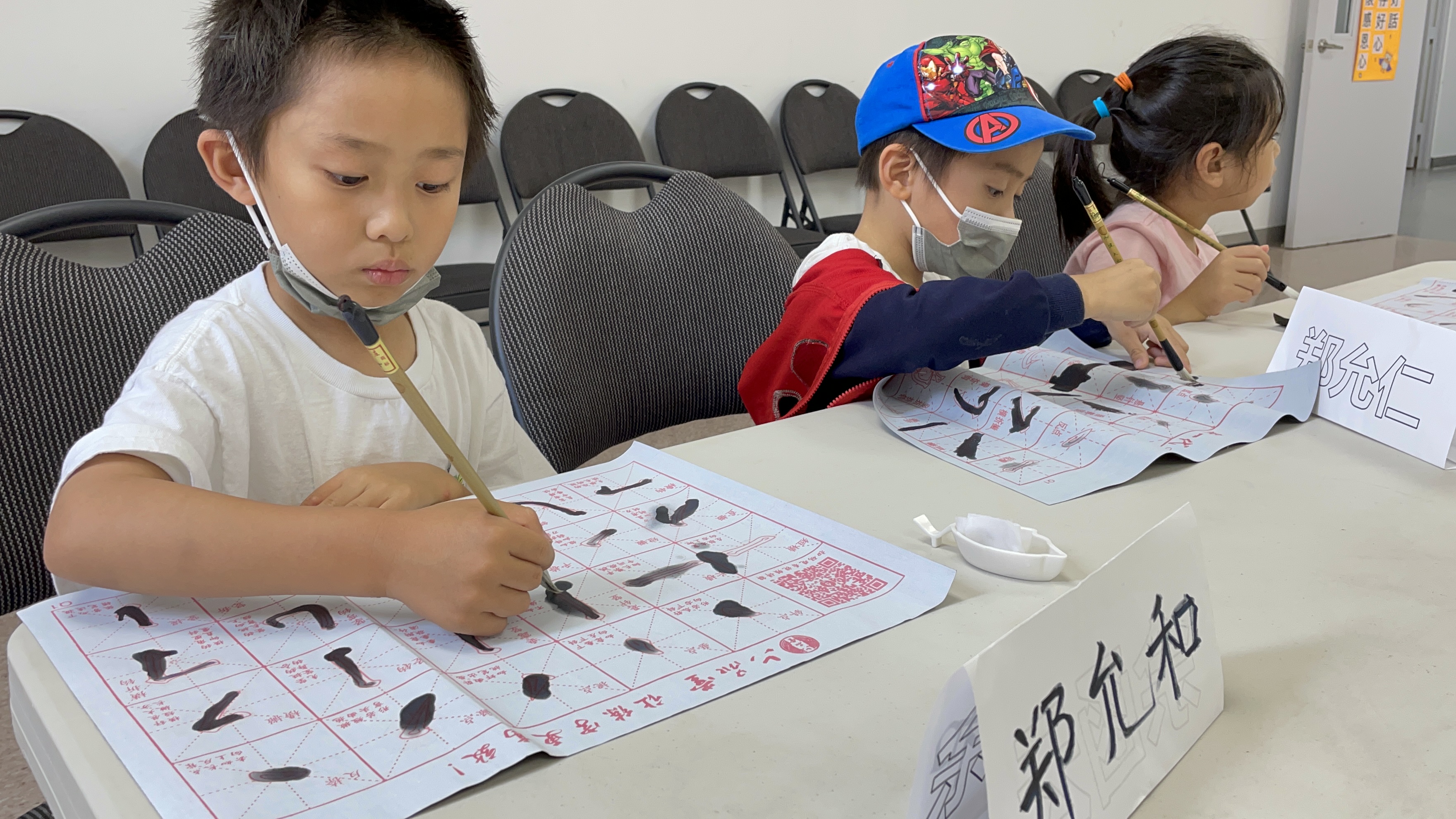 小學員們很認真地在練習毛筆字