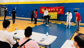 新海臺灣華語文學習中心學生們欣賞扯鈴比賽後，也躍躍欲試。