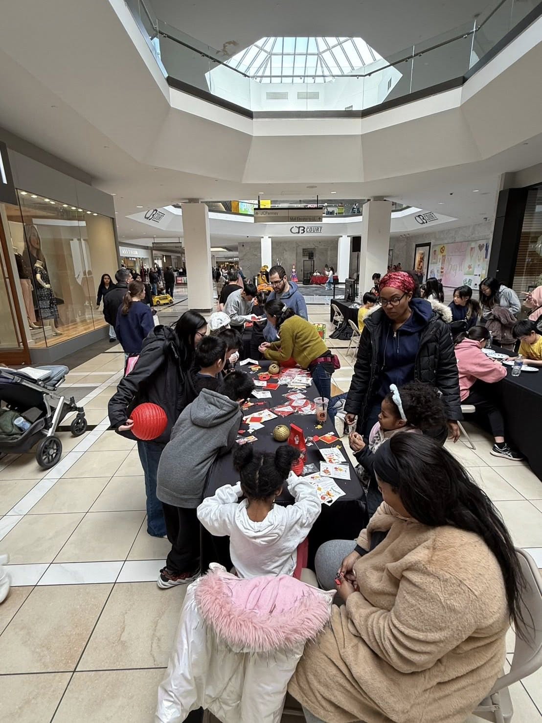 文化推廣攤位讓大小朋友提前感受元宵佳節的喜慶氛圍