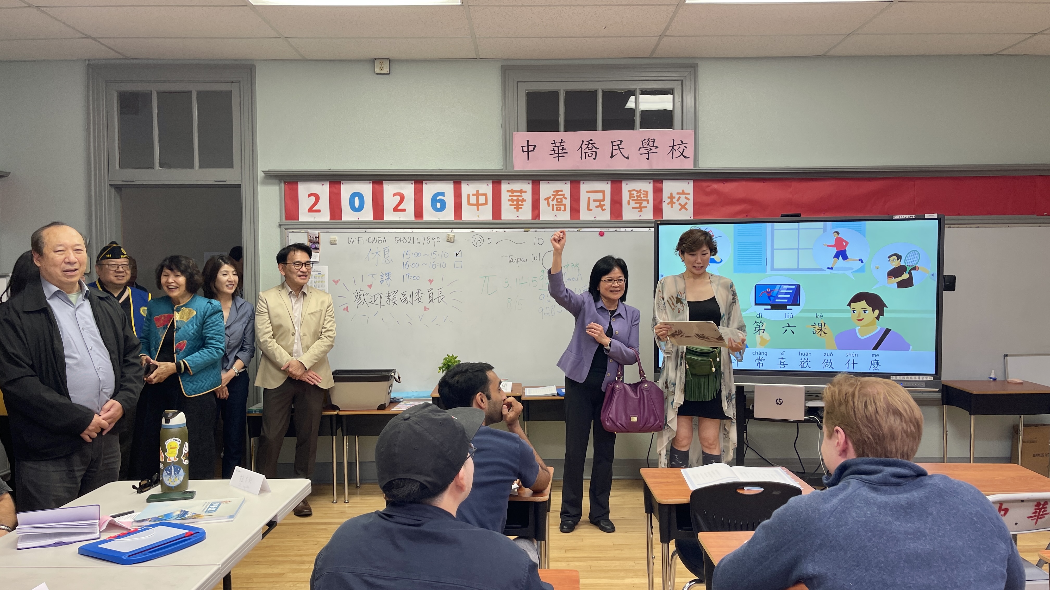 副委員長賴麗瑩 親切與學生互動