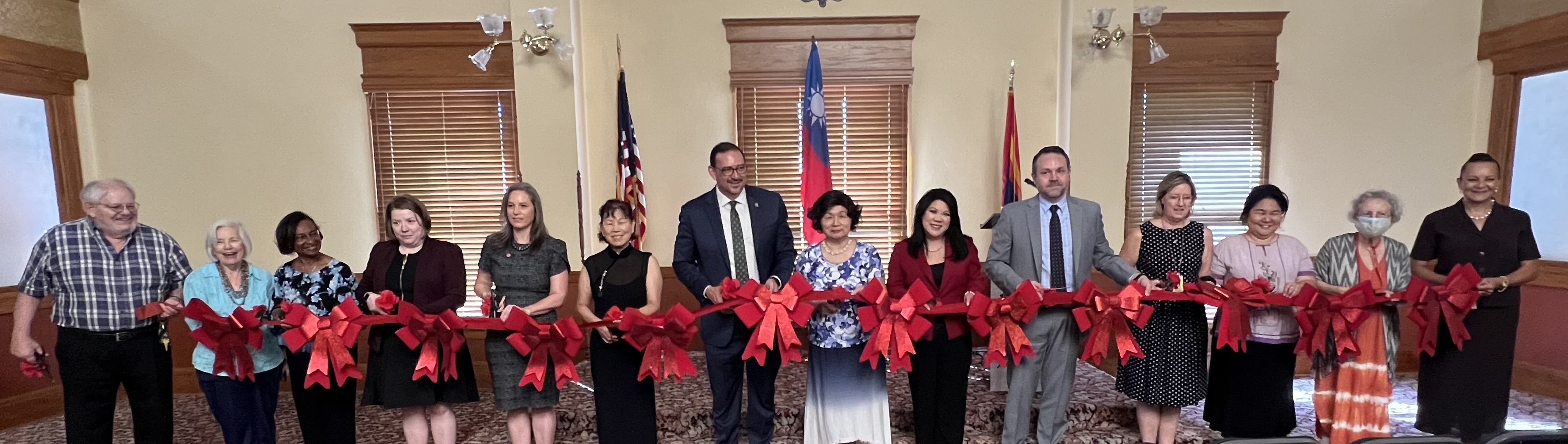 臺灣書法展覽在亞利桑那首都博物館舉行開幕與剪綵典禮,州務卿,法務長,國會聯邦參議員執行長,參議員,州議員出席祝賀雙十國慶,與共同宣揚正體漢字文化