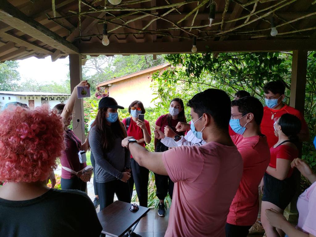 比手畫腳說中文。