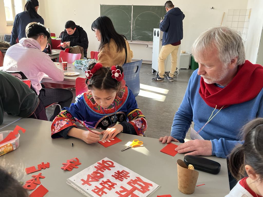 家長及小孩在剪紙活動中了解春節習俗