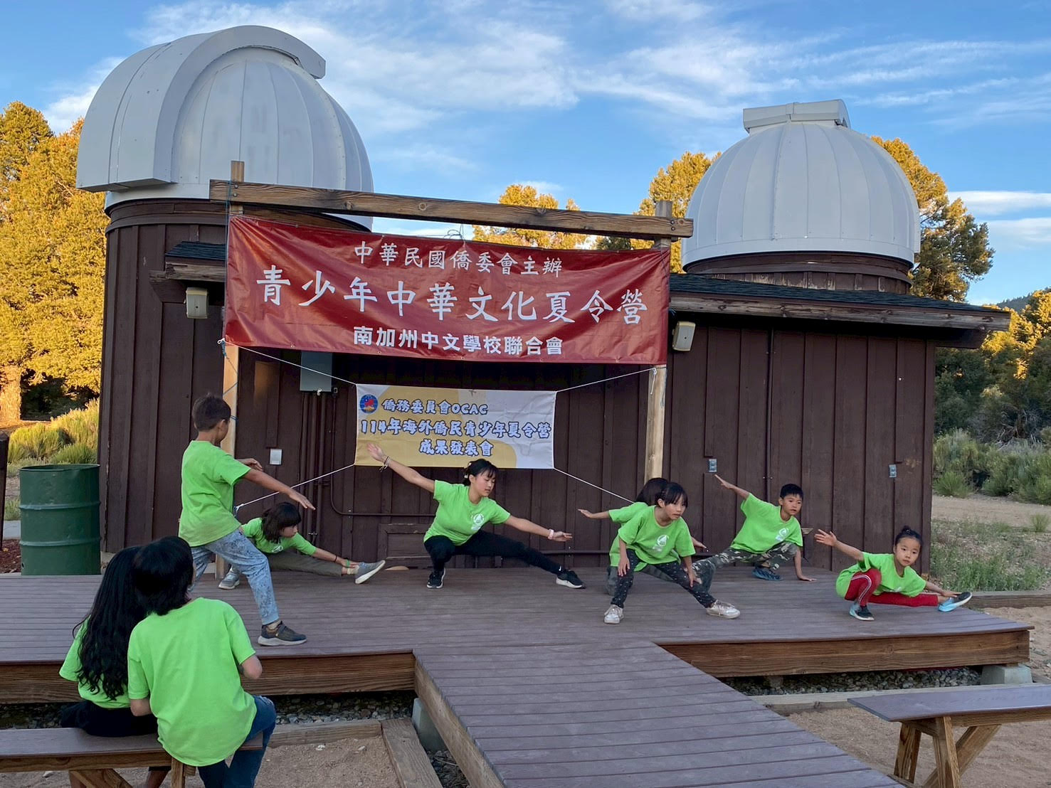 夏令營有臺灣巡迴文化教師給予體能與民俗舞蹈的訓練