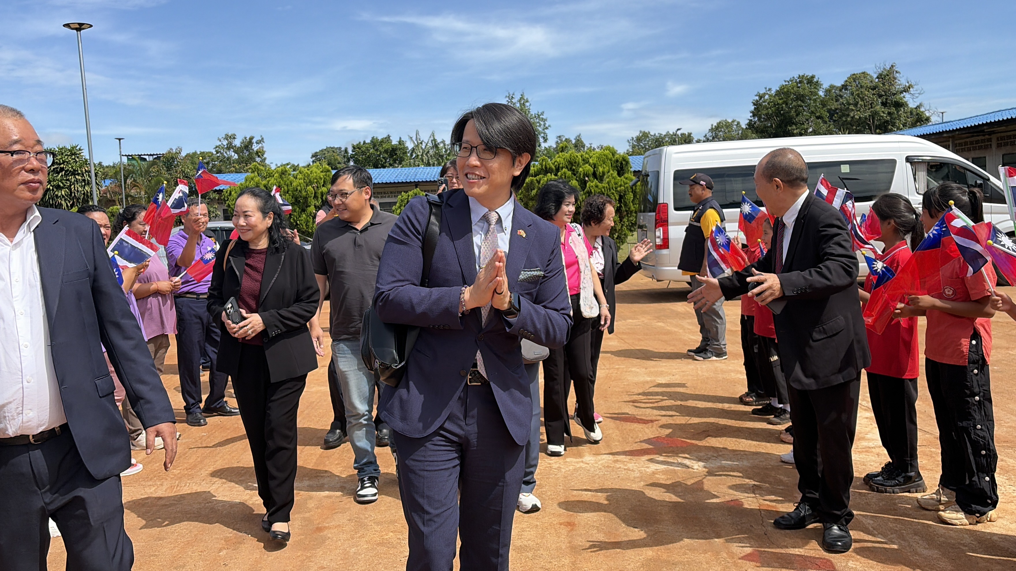 熱情迎接長官貴賓