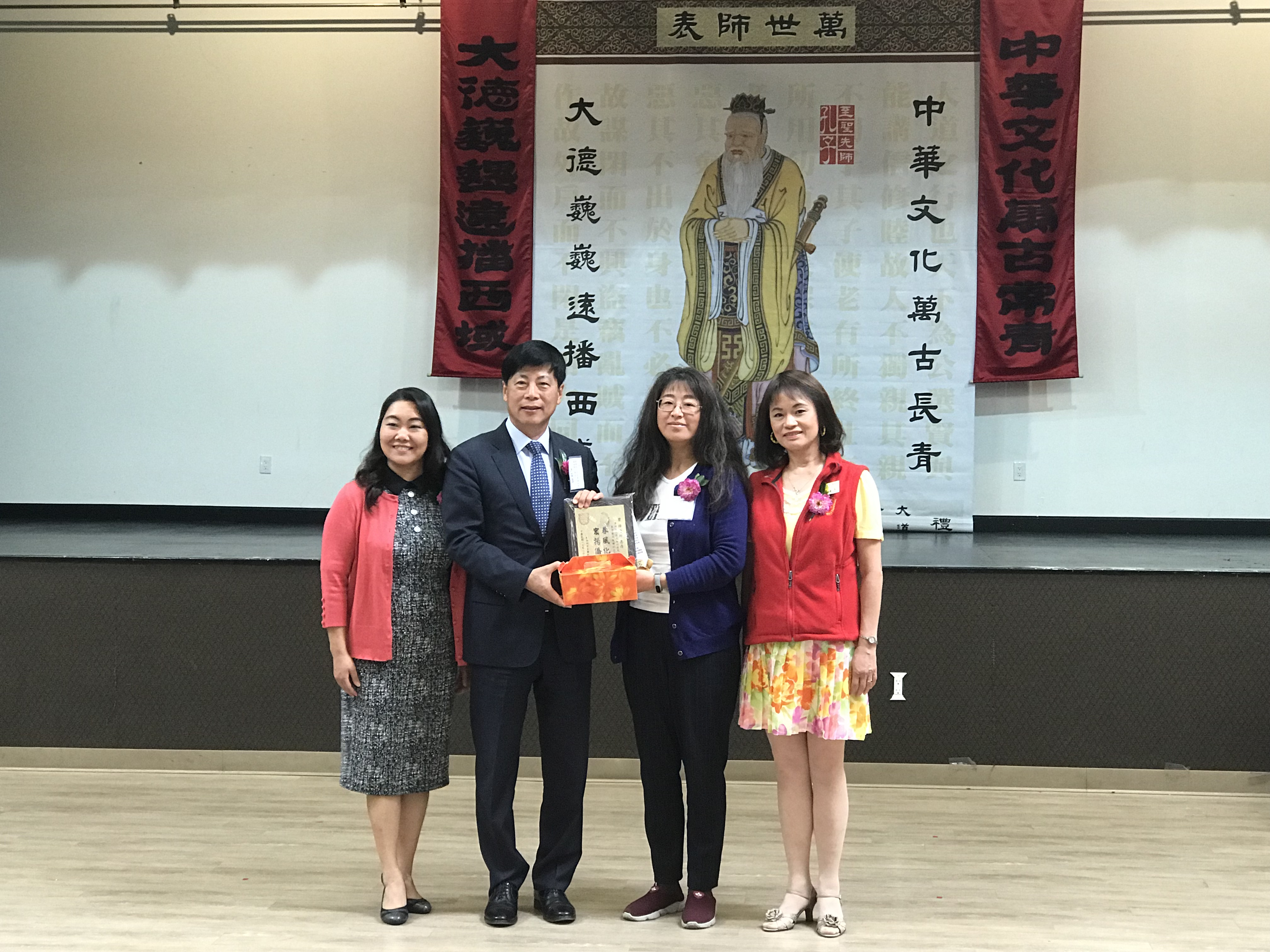 馬鍾麟處長（左2）、蘇淑蓉會長（左1）與獲獎教師合影