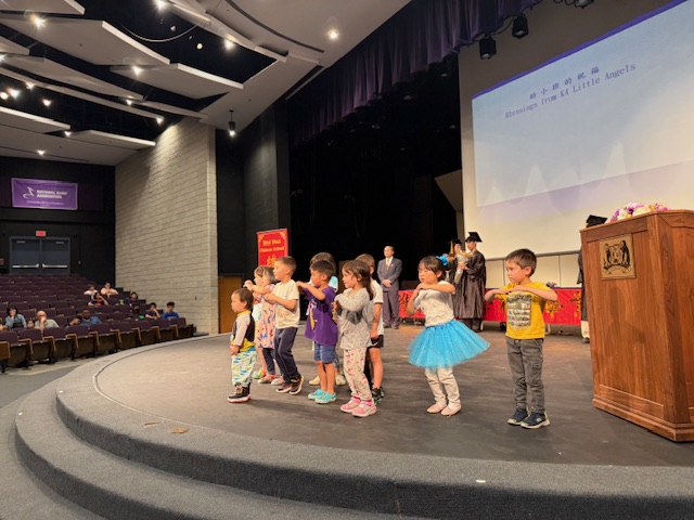 幼小班同學表演〈向快樂出發)祝福學長姐奔向未來