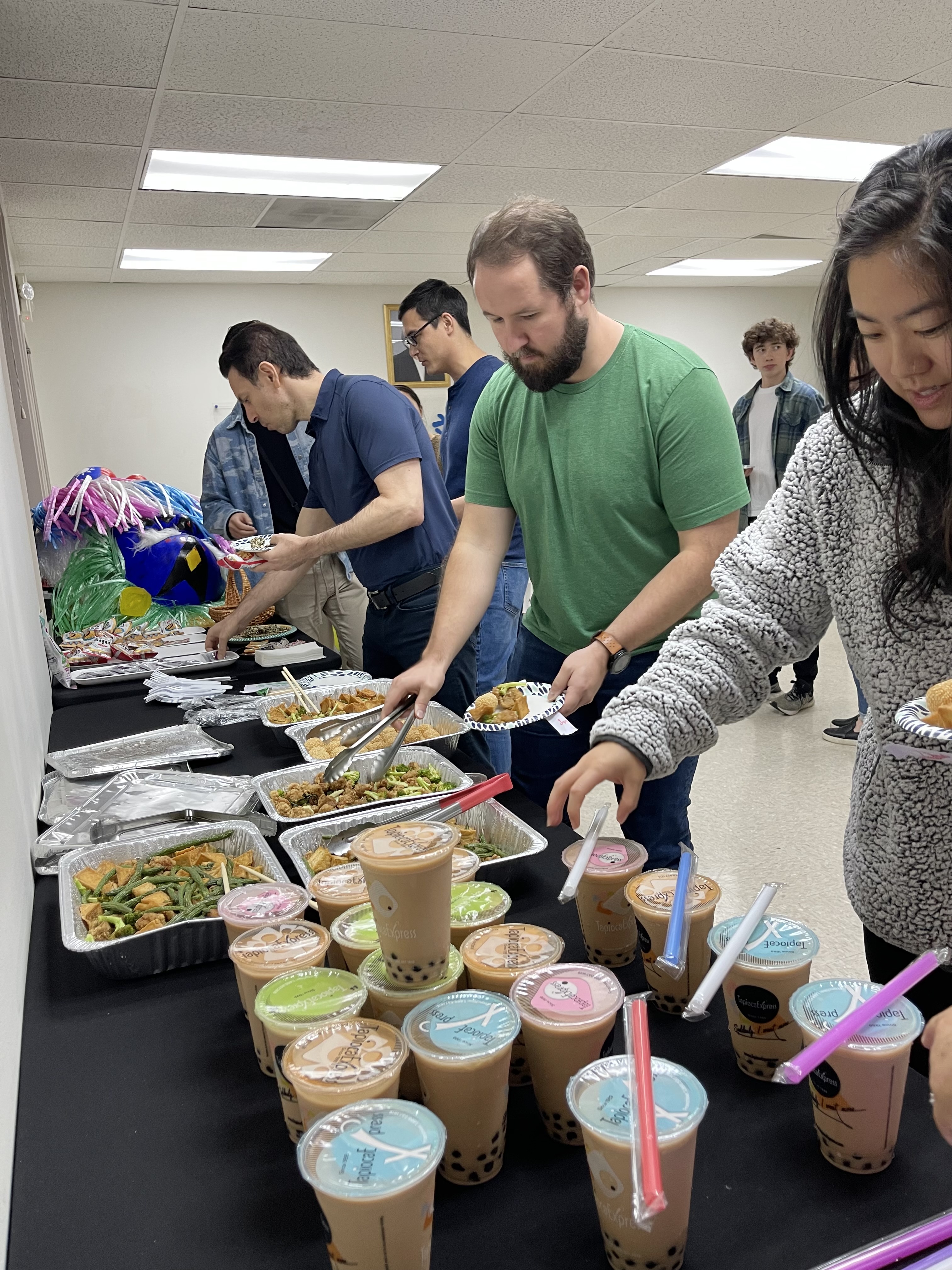 來賓開心的品嚐台灣小吃