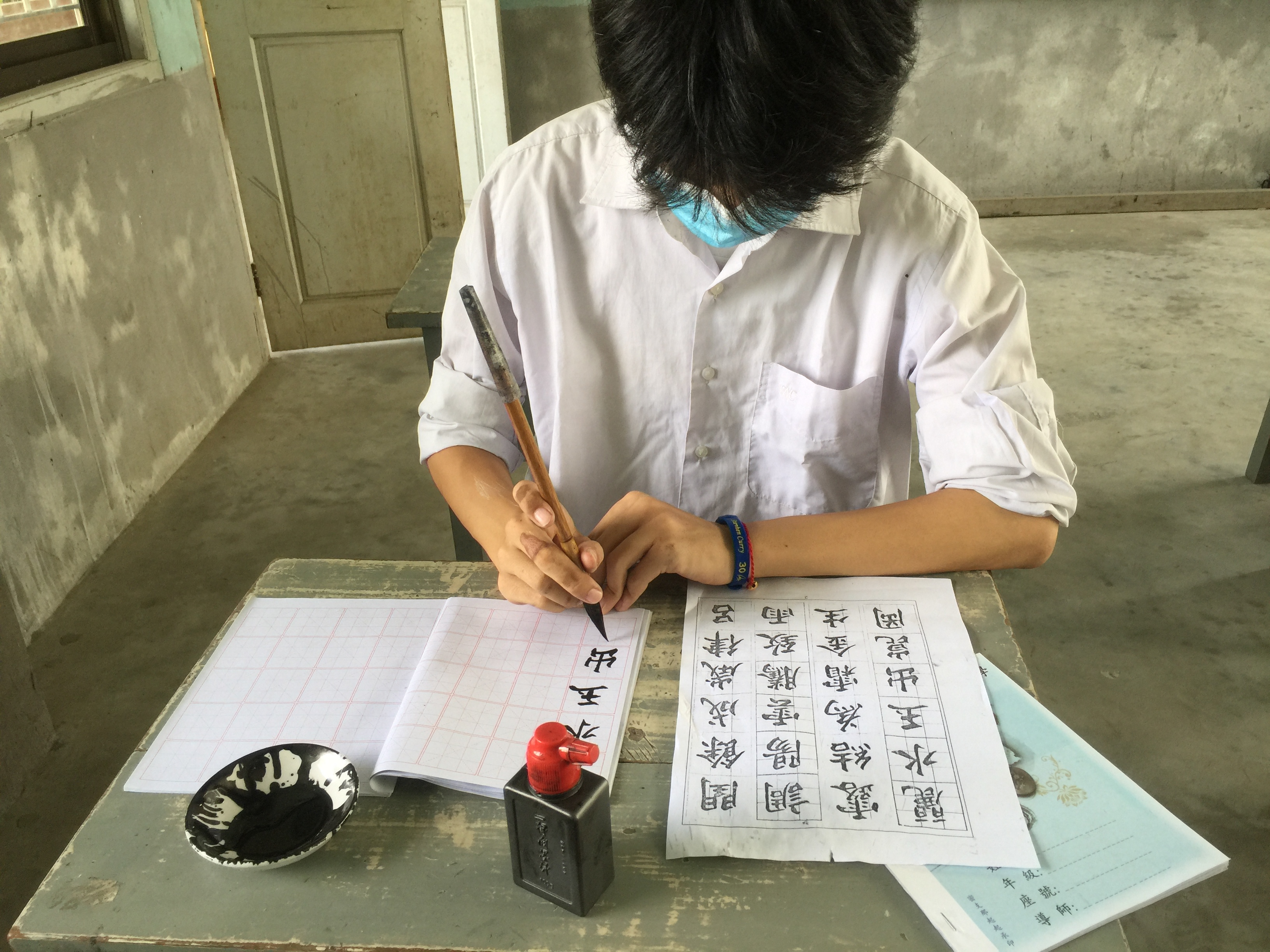 參賽學生練習書法摹寫