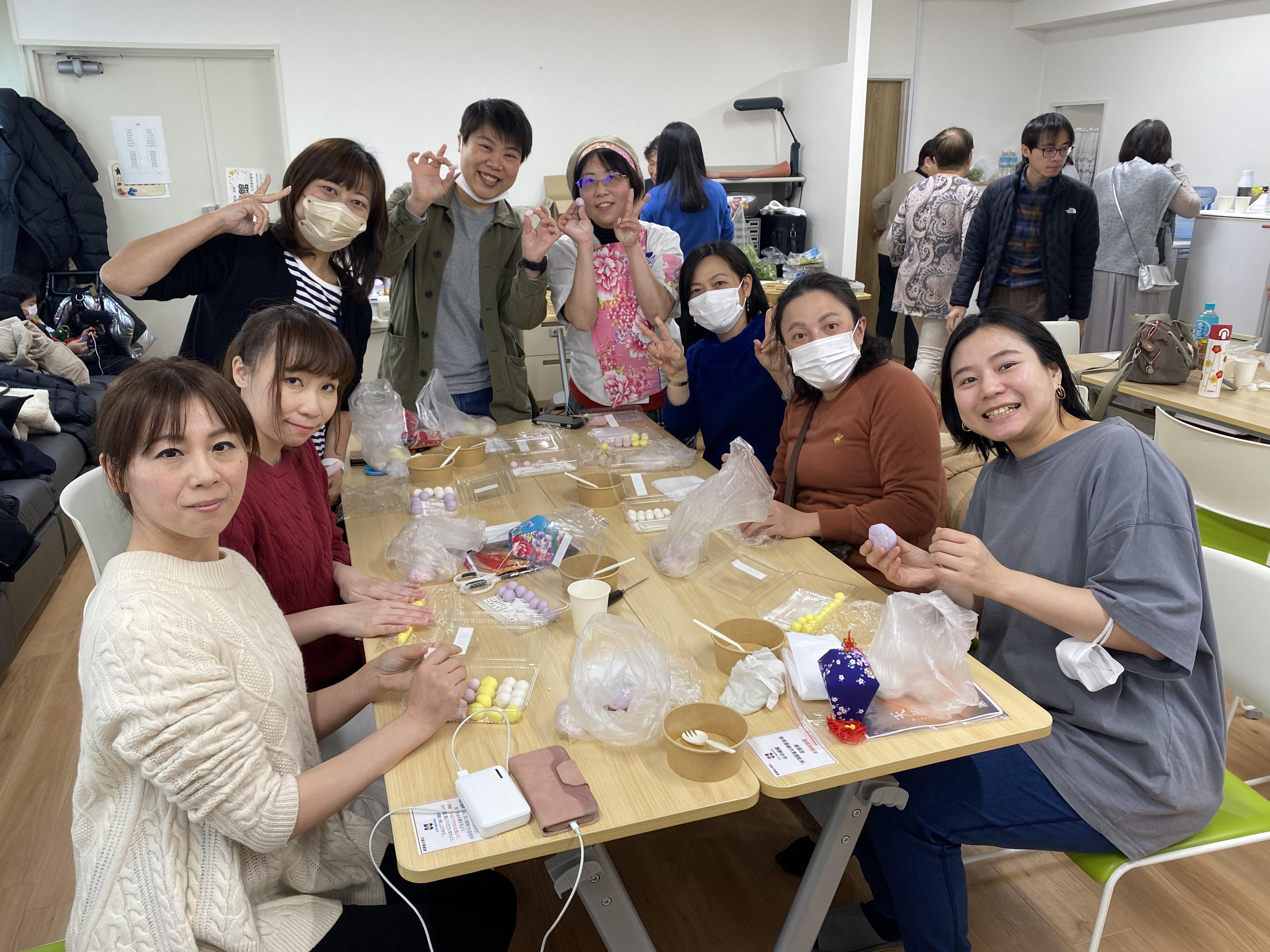 大家跟著老師的解說，一起搓五行開運湯圓