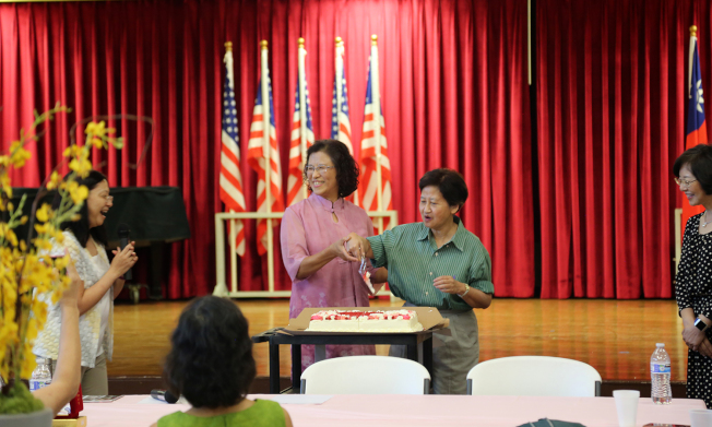 服務滿20年獲頒銀質獎章的老師陳小燕(左二)和蔡仲彥(左三)，歡喜地切蛋糕慶祝教師節。(記者張蕙燕／攝影)