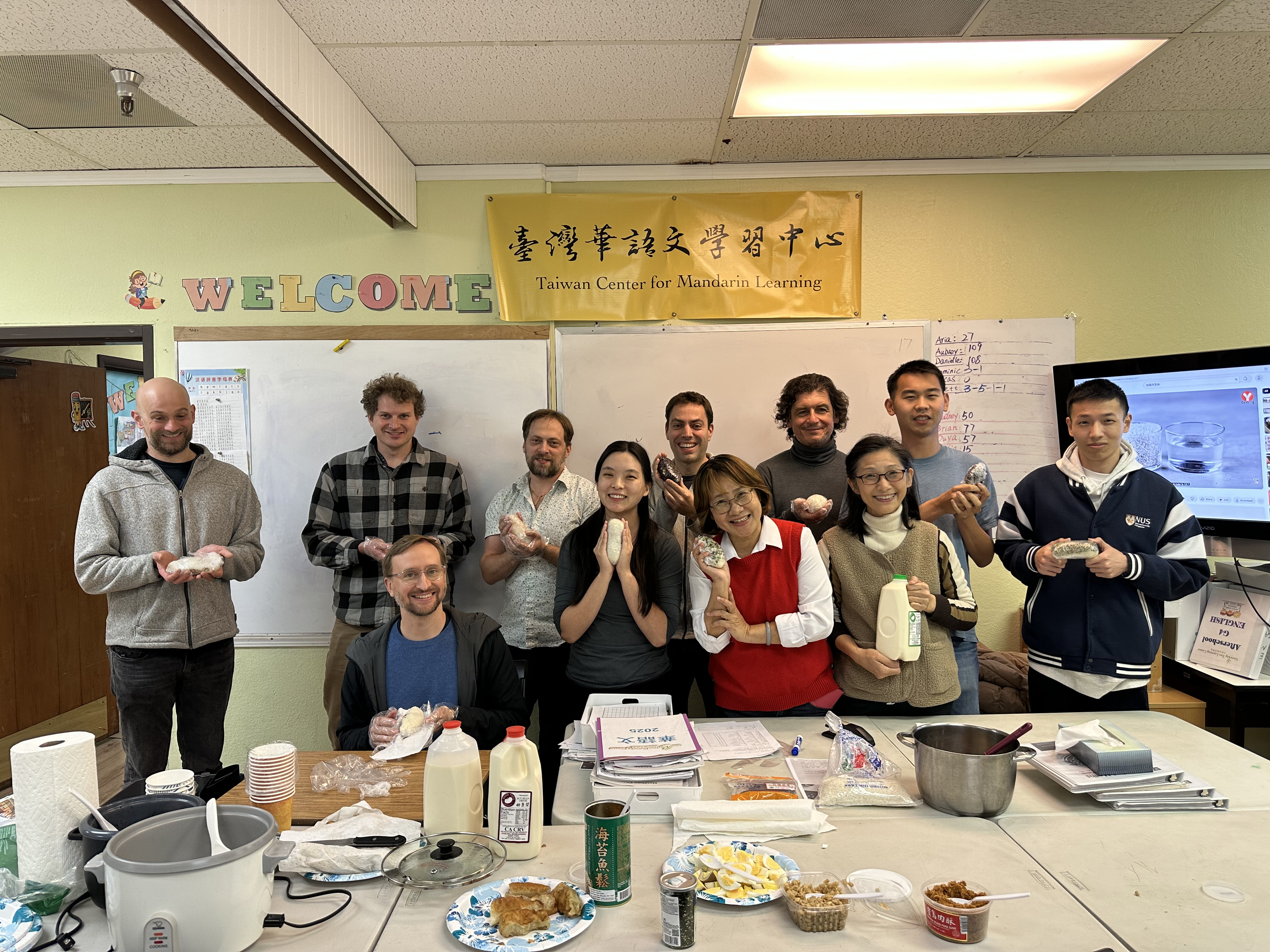 文化課程的飯糰製作，學員們手中拿著親手包好的飯糰，臉上洋溢著滿足與喜悅的笑容