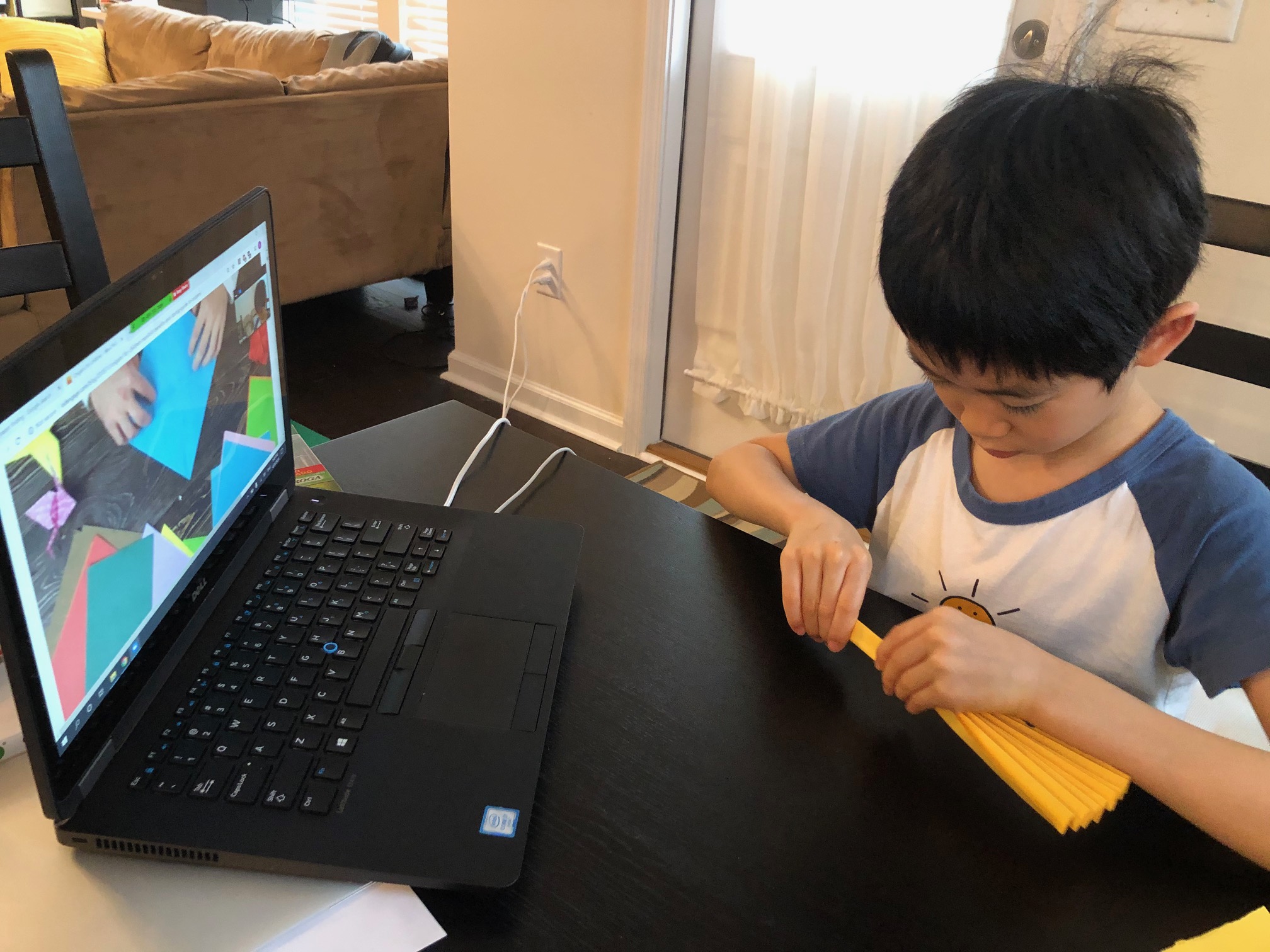  孩子正認真地學習摺紙藝術