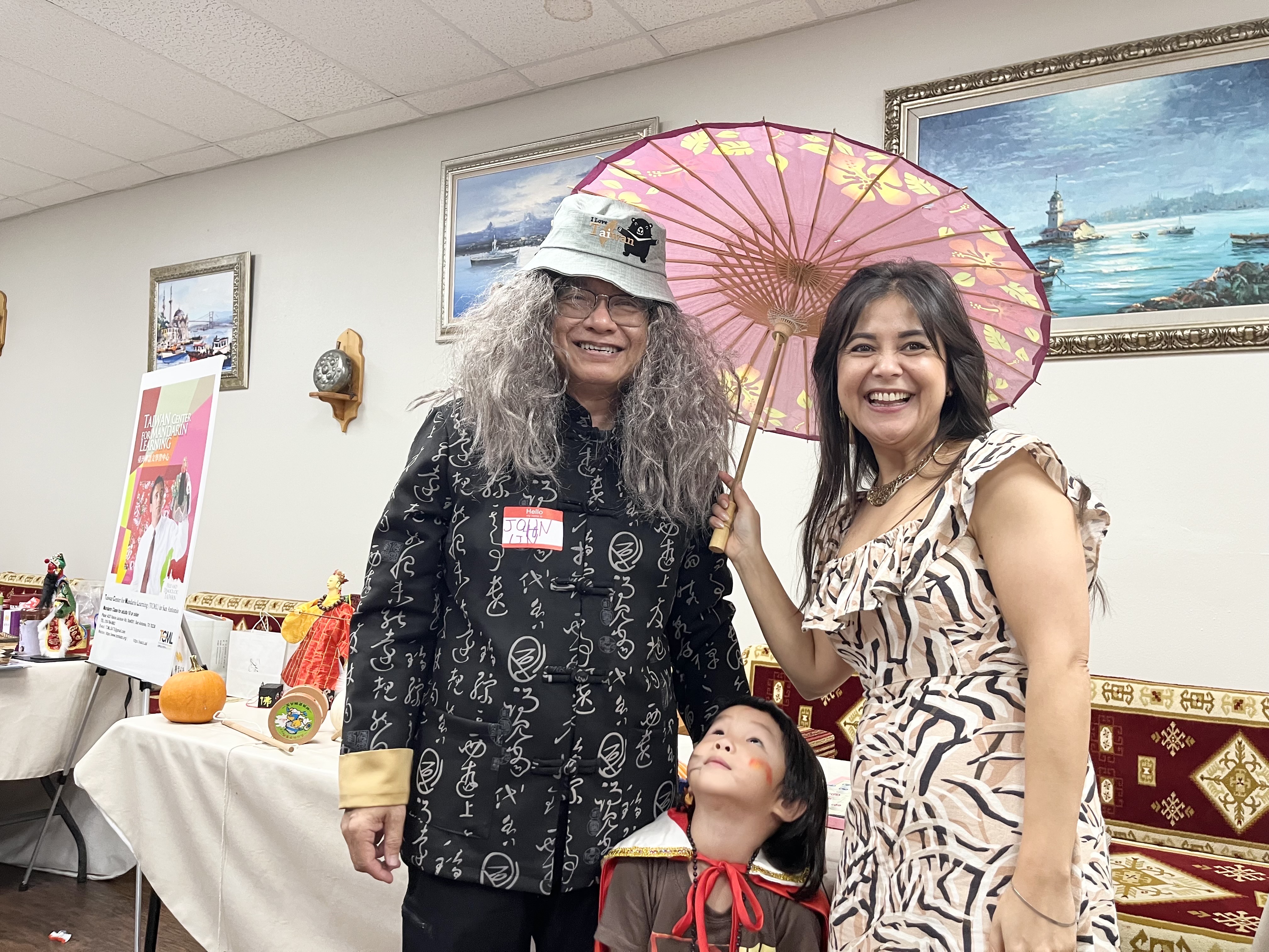 校長林樹強博士與聖安東尼市國際關係暨經濟發展處代表Tanzila Kaiumova合影