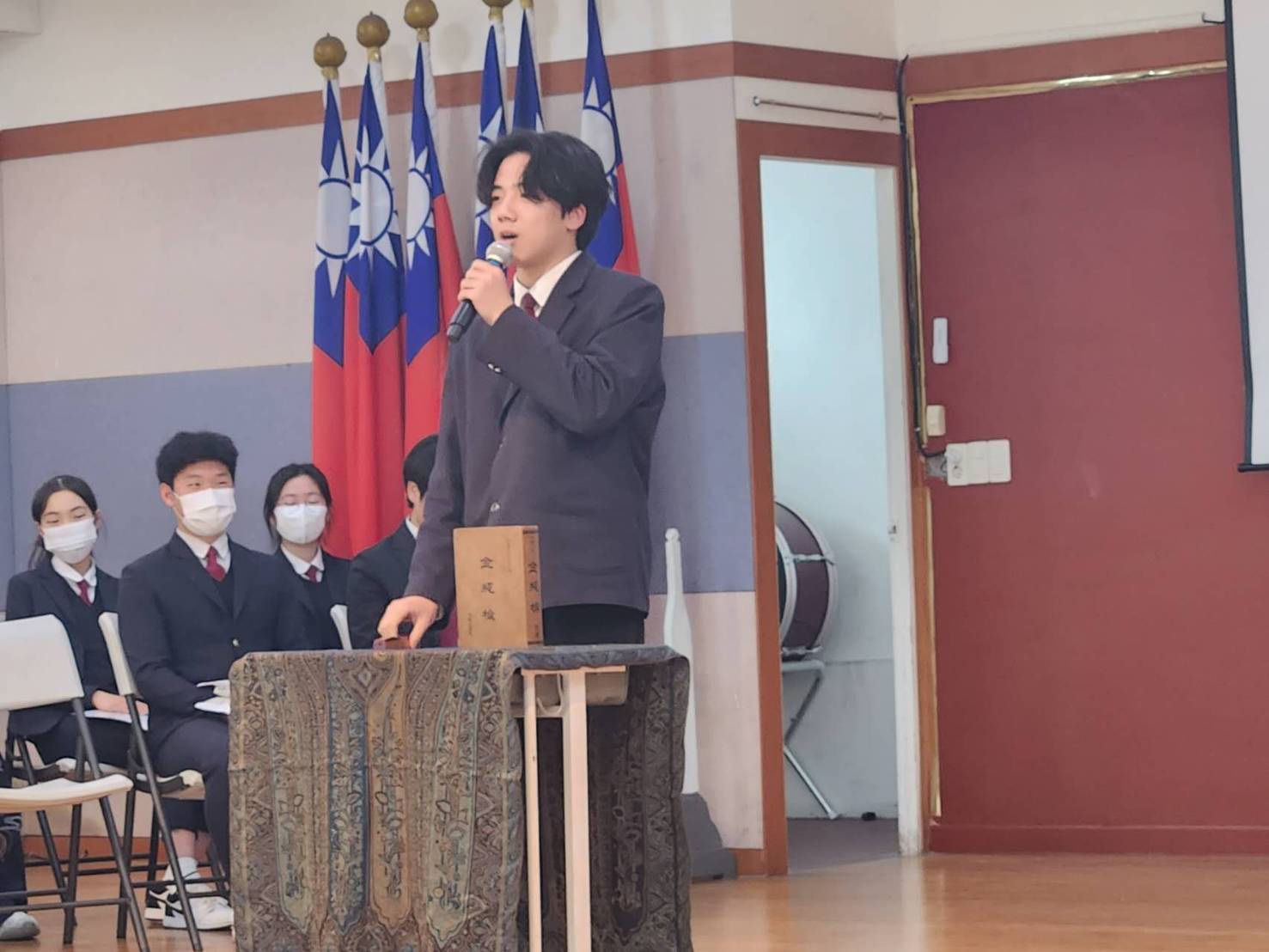 2024.3.22高中部參賽學生布置說書桌，分享書籍金瓶梅