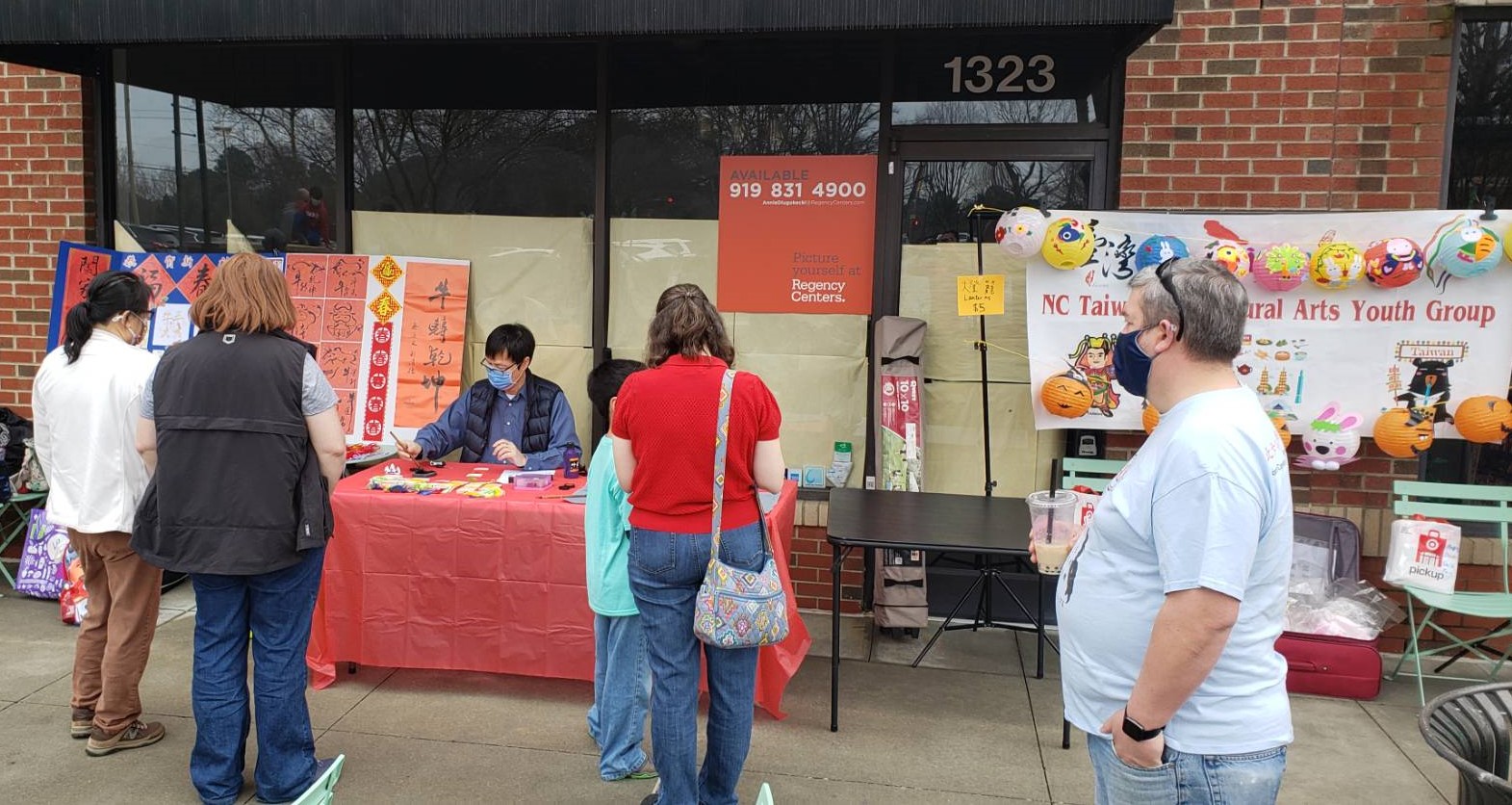 現場民眾等待客製化毛筆字書簽