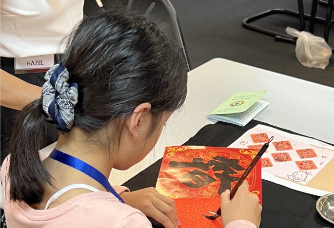 學員練習寫春聯
