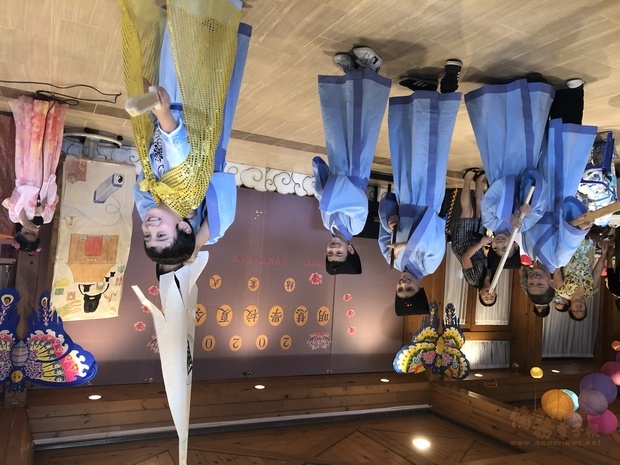 學生演出(黃梁美夢)話劇，惹得現場笑聲不斷