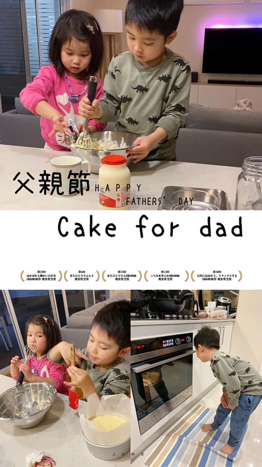 學童製作禮物致敬父親。