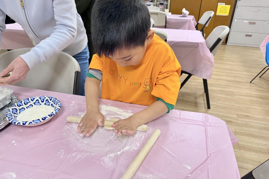 現場小朋友也在學習擀餃子皮