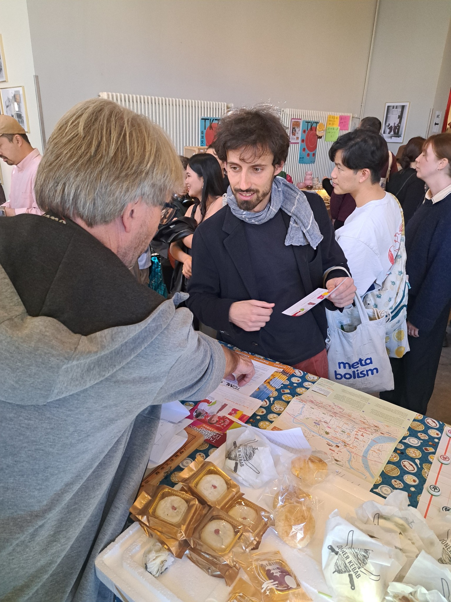 阿信老師正在回答學生的問題