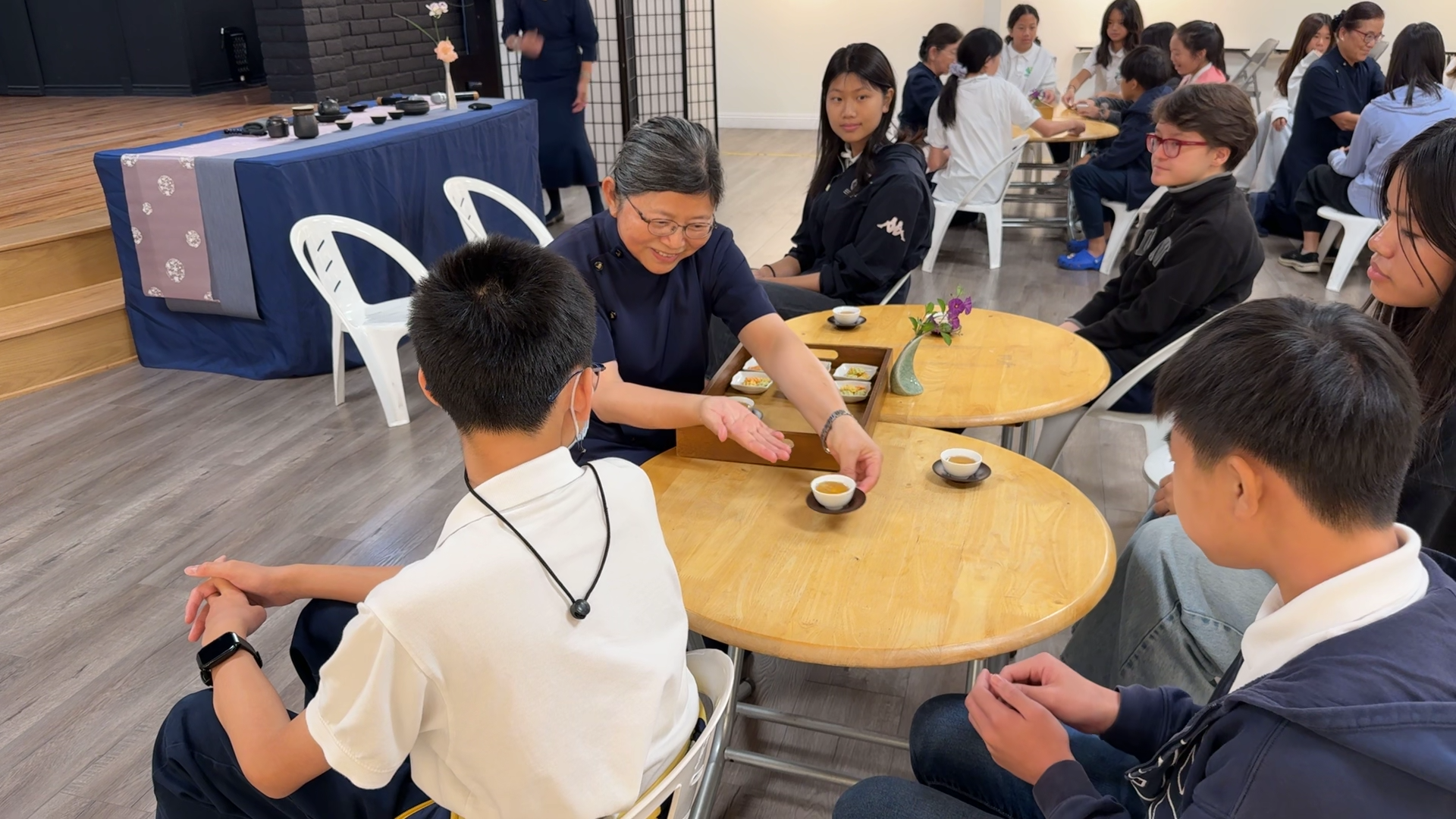 奉茶規矩-儀態端莊，長幼有序，進退有序，動作流𣈱優美