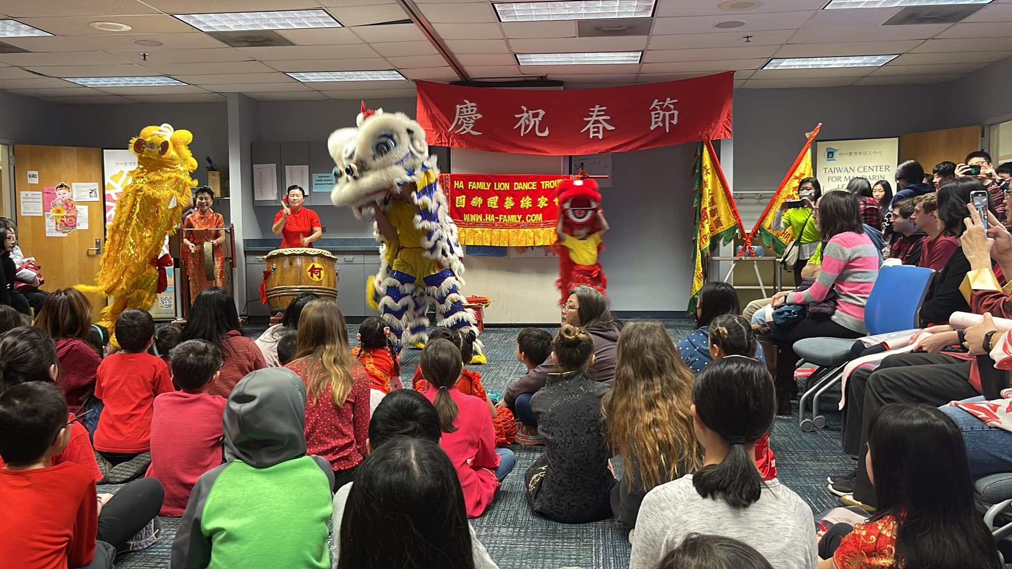 精采的舞獅百看不厭!