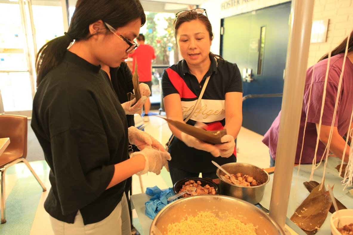 老師教家長做粽子