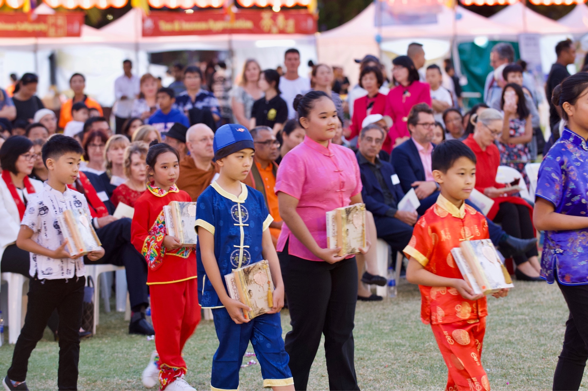 學生參加大會獻供