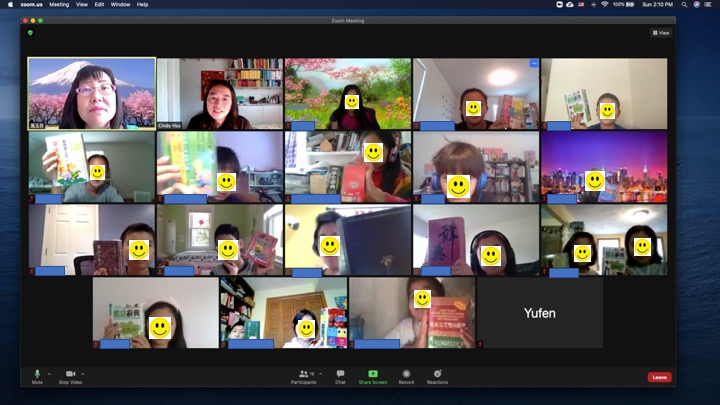 張玉芬老師教導四年級同學查字典