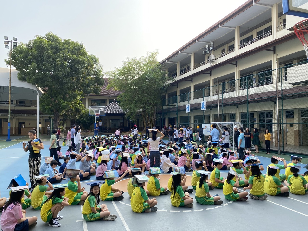 學生於操場靜待指揮中心命令