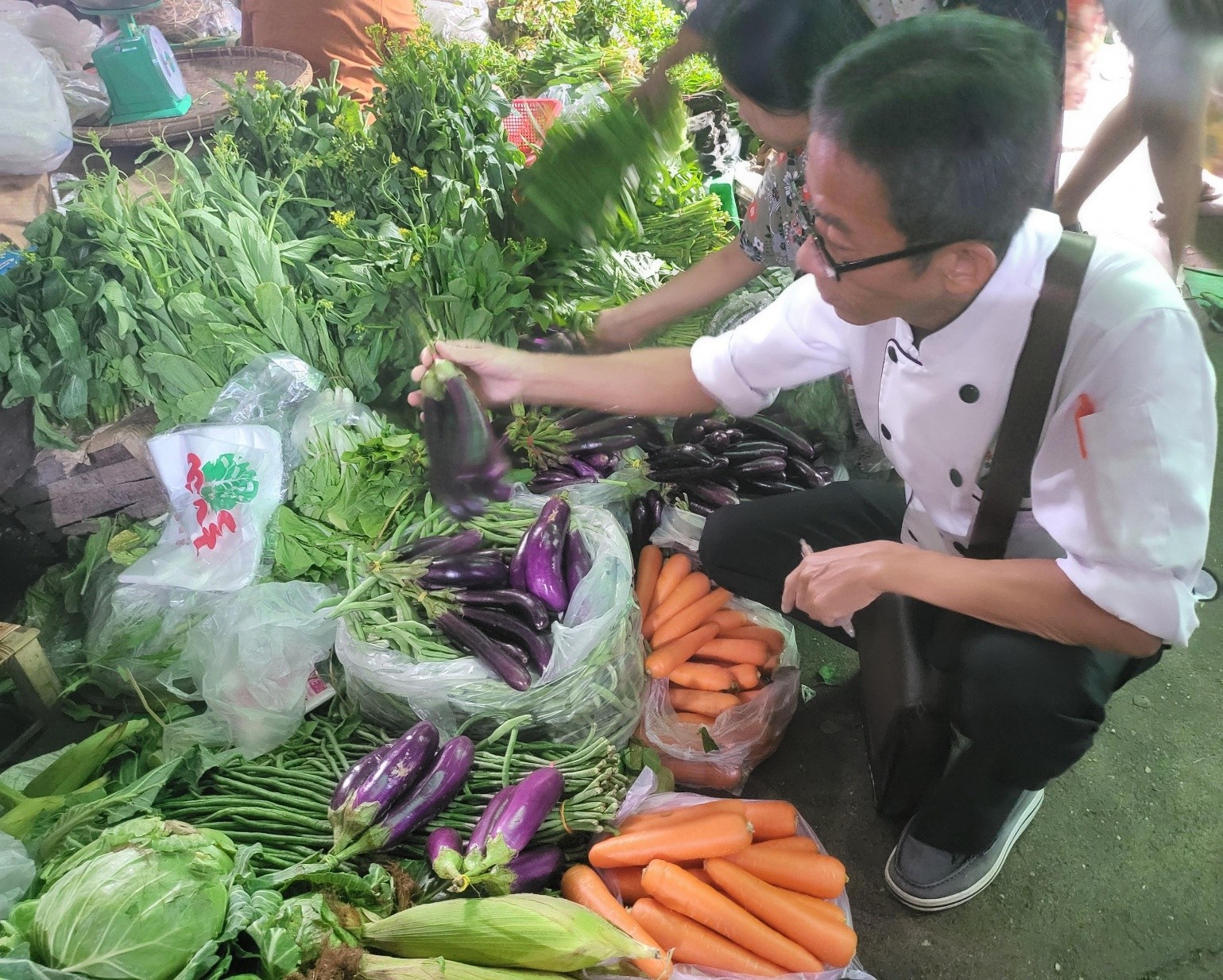 深入當地傳統市場，挑選新鮮食材