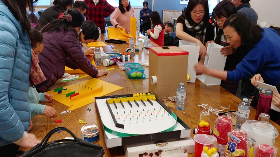 教師們全神灌注製作扭蛋機