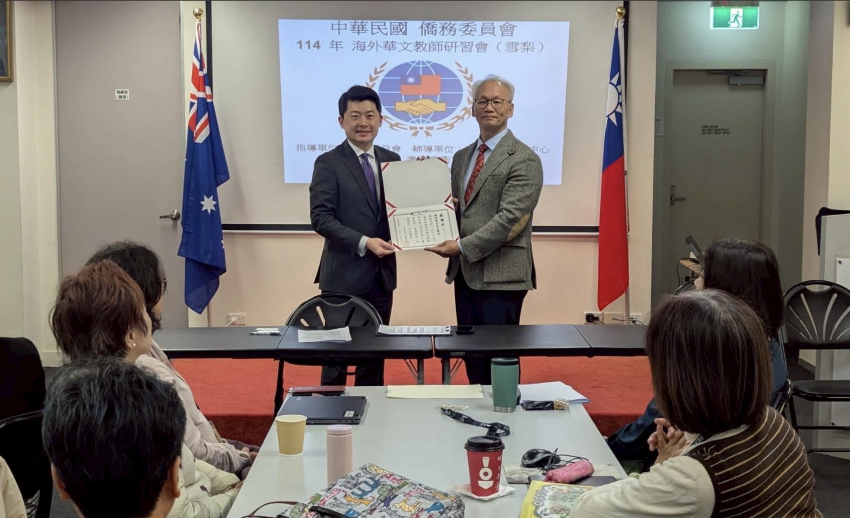 吳正偉頒發感謝狀予澳洲東方文化學校校長簡明輝
