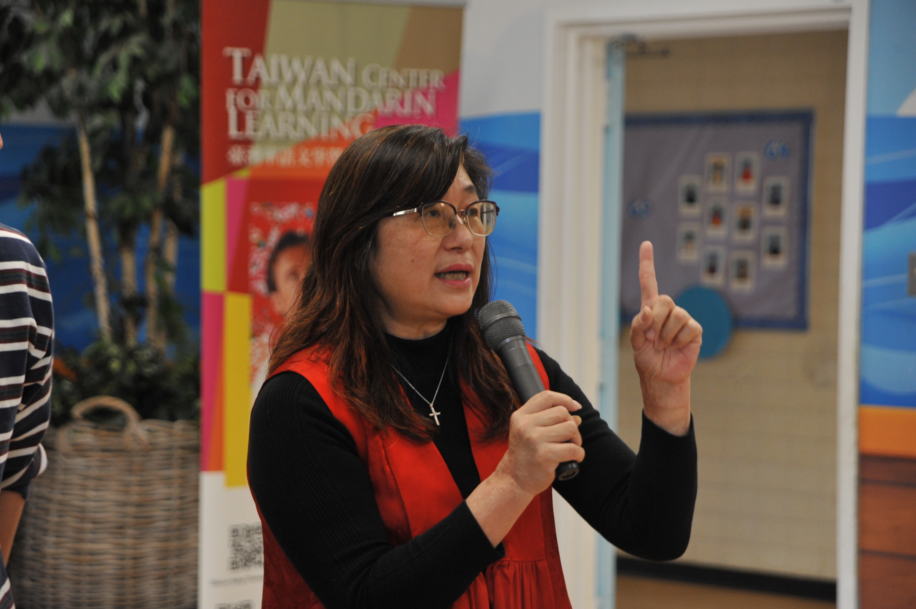 校長在致詞中感性分享，愛飛揚是一個以基督信仰為基石(Christian-based)的教育機構，深信「凡有給的，就必有得」的生命真諦